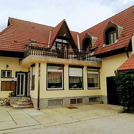 Revesz Vendeghaz Hotel Harkany Exterior photo