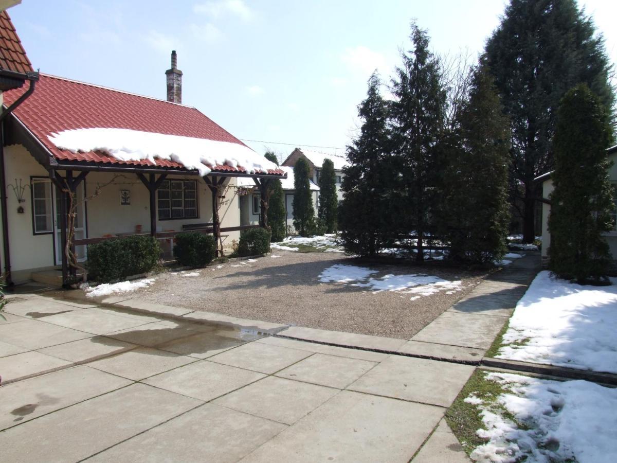 Revesz Vendeghaz Hotel Harkany Exterior photo